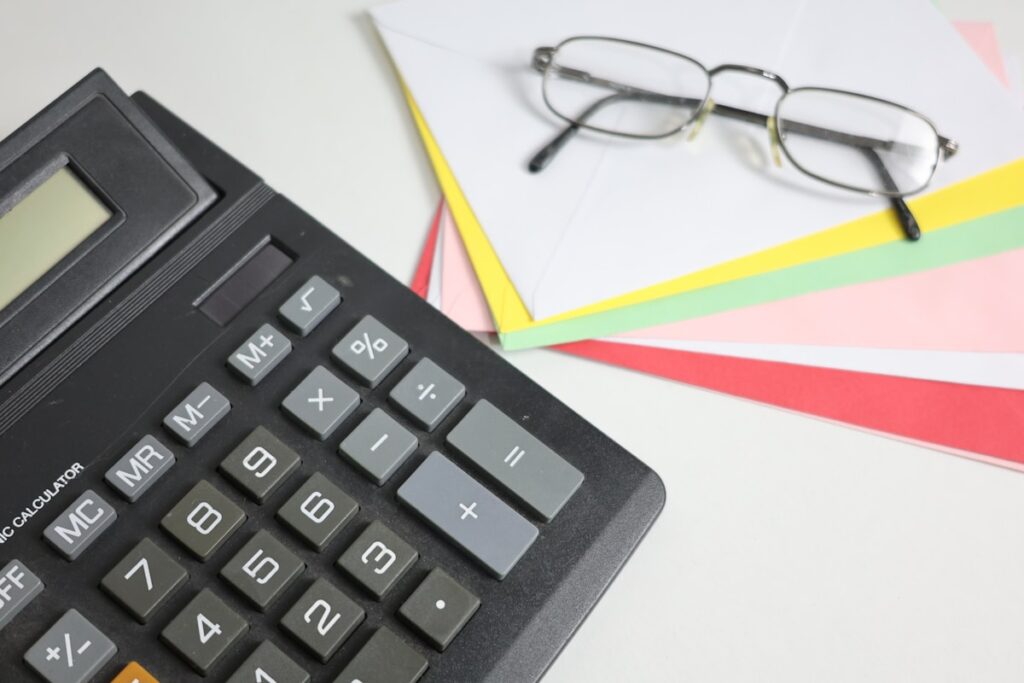Calculator on monthly bills tracking recurring expenses